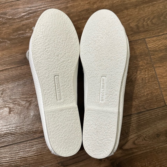 Minnetonka white thunderbird moccasins 7 - Picture 9 of 9